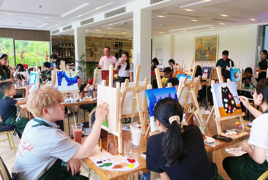 THE CANVAS PAINTING WORKSHOP "CHRISTMAS MAGIC" OVERFLOWS WITH COLOUR AT MONTGOMERIE LINKS